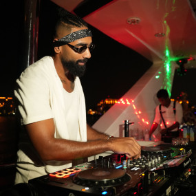 zg47xy استديو الصور :دبي في جولة في القارب لمدة ثلاث ساعات في مرسى دبي مع وجبة غداء شهية