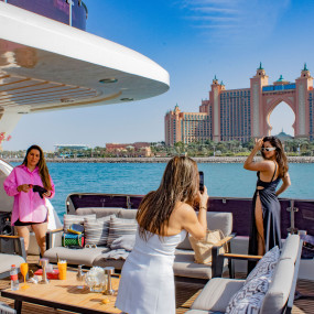 Photo from جولة في القارب لمدة ثلاث ساعات في مرسى دبي مع وجبة غداء شهية in دبي: Gallery Photo 3yo2p1