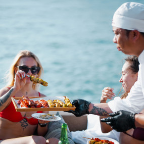 Photo from جولة في القارب لمدة ثلاث ساعات في مرسى دبي مع وجبة غداء شهية in دبي: Gallery Photo zw6250