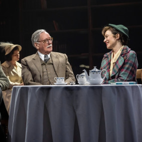 z9495m استديو الصور :لندن في مسرحية شادولاندز في لندن