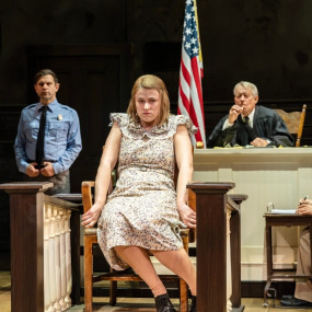 zv60eq استديو الصور :لندن في مسرحية "أن تقتل طائرًا ساخرًا" في لندن