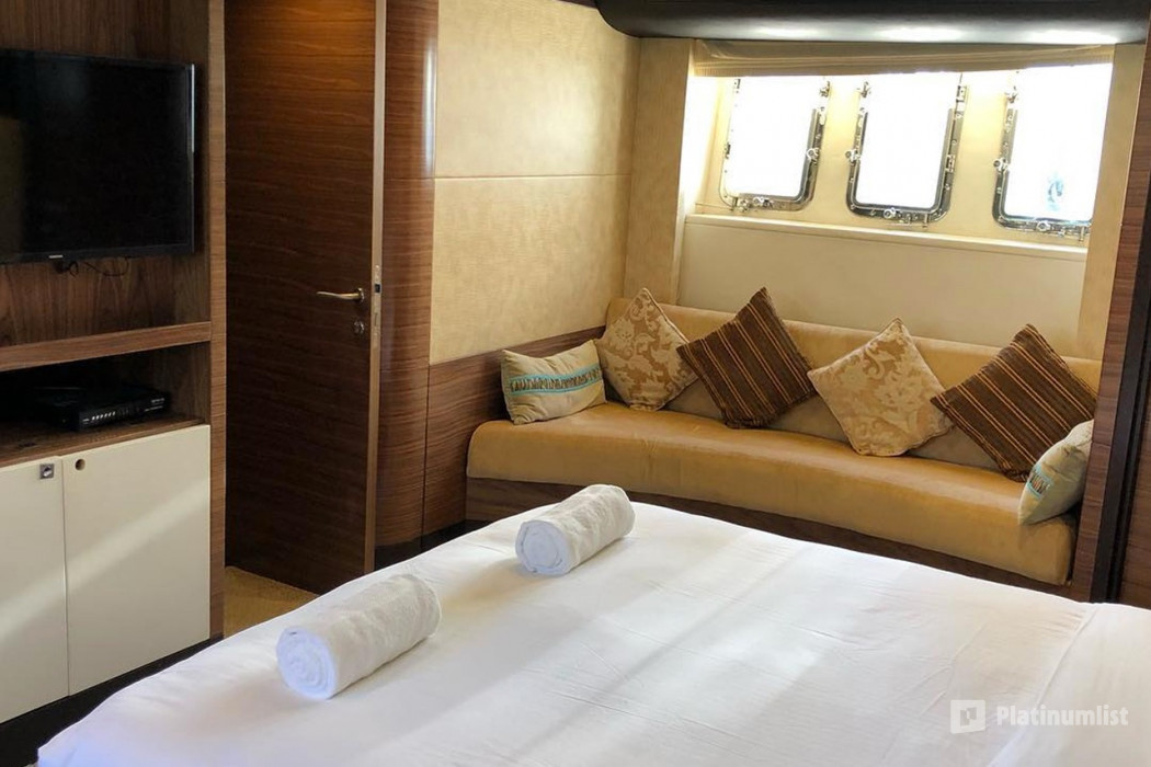 Yacht Cruise at Dubai Marina in Dubai: Gallery Photo 38pwqn