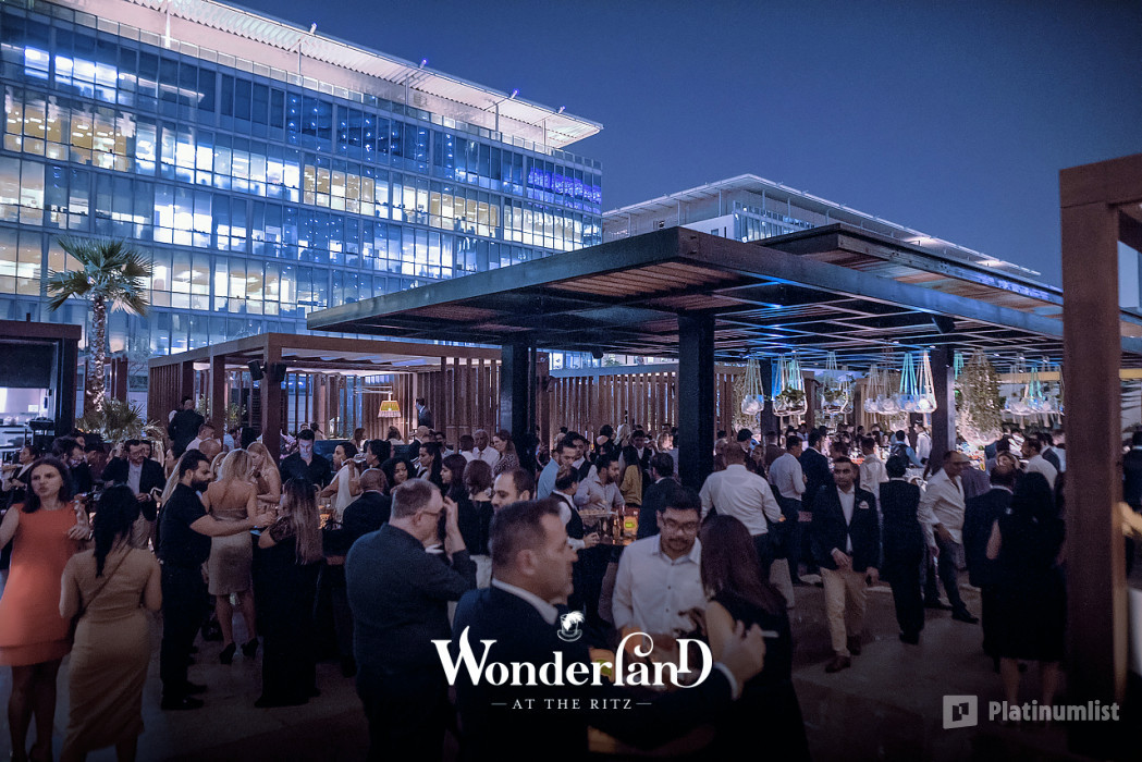34k8vz استديو الصور :دبي في NYE At Wonderland At The Ritz