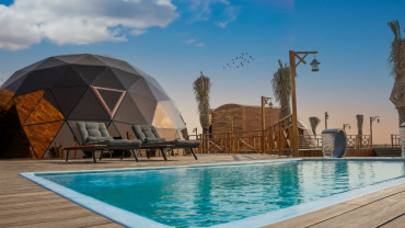 تجربة التخييم الفاخر وتناول الطعام في قباب المرموم الصحراوية في دبي تجربة التخييم الفاخر وتناول الطعام في قباب المرموم الصحراوية في دبي