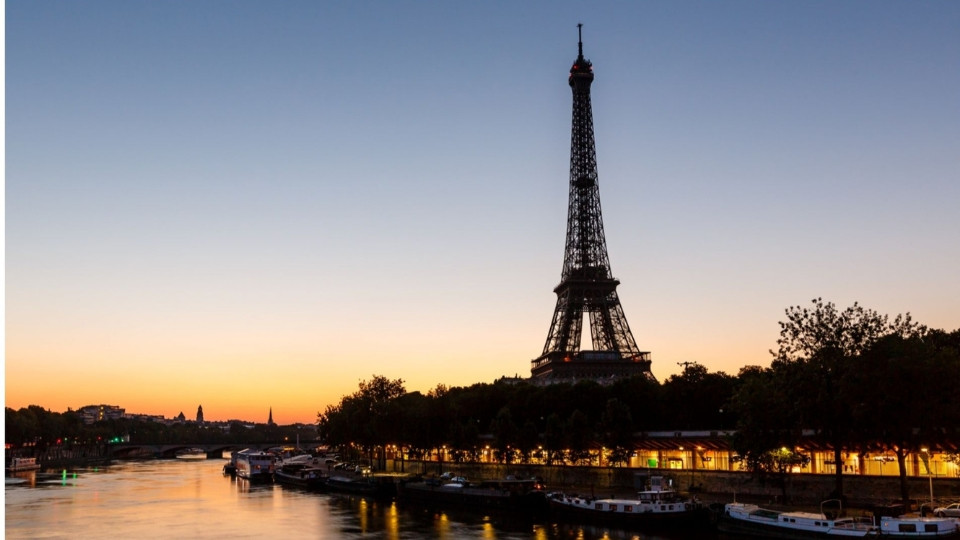 زيارة برج إيفل بصحبة مرشد سياحي في الطابقين الأول والثاني بحجز