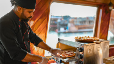 رحلة بحرية لمشاهدة معالم الخور مع وجبات بيتزا غير محدودة رحلة بحرية لمشاهدة معالم الخور مع وجبات بيتزا غير محدودة