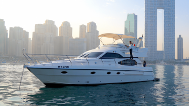 Dubai: Private Luxury Cruise on a Stylish 50ft Yacht Dubai: Private Luxury Cruise on a Stylish 50ft Yacht