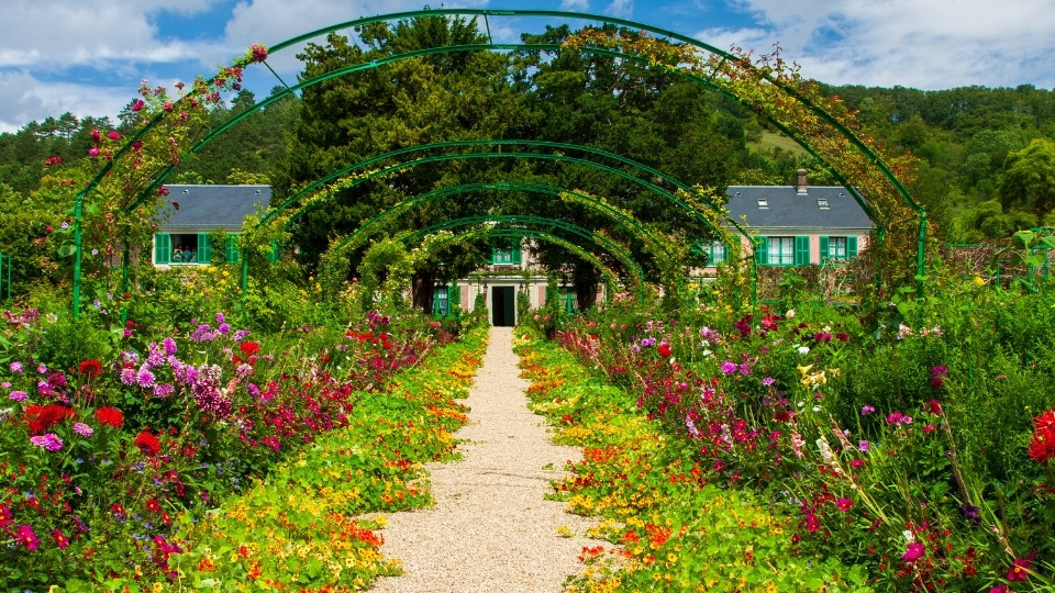 Half Day Trip Guided Tour of Giverny Monet's Gardens from Paris with transportation