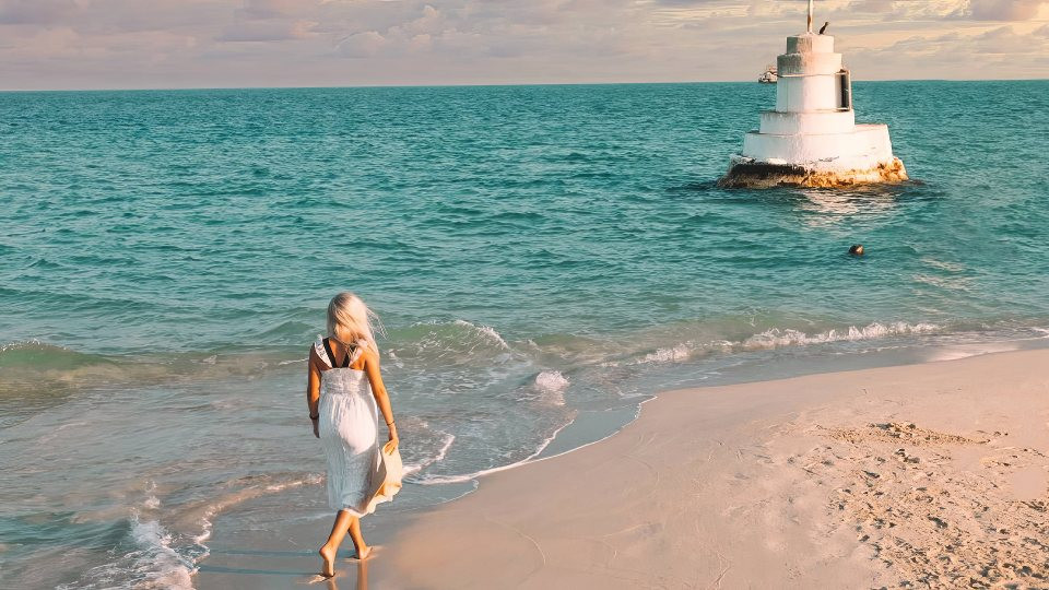 رحلة بالقارب في جزيرة جرادة رحلة بالقارب في جزيرة جرادة